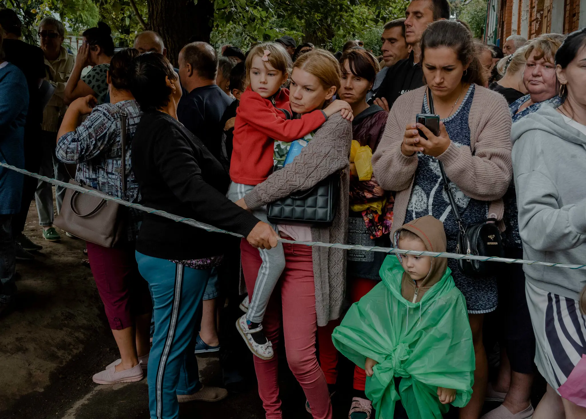 Росіяни, які евакуювалися з прикордонних районів, у тому числі з Суджі, у вівторок чекали роздачі основної допомоги в Курську.